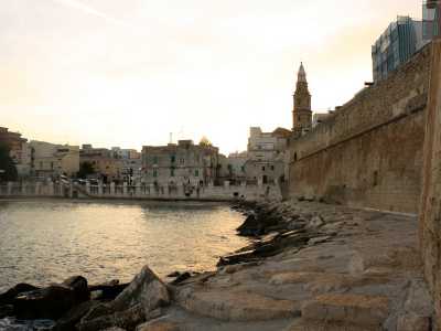 Siamo ora arrivati alla fine del borgo antico. Ci troviamo nella zona di Cala Porta Vecchia, la prima delle lingue sabbiose che caratterizzano il litorale a sud di Monopoli